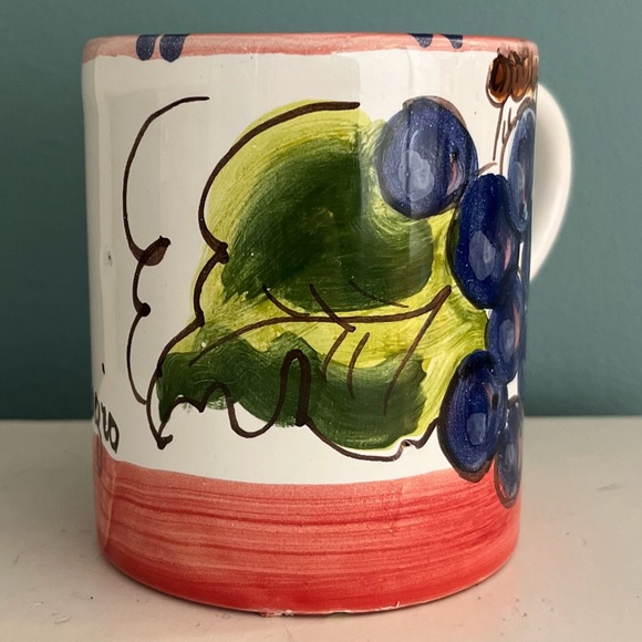 Deruta Italian Hand Painted Pottery Mug with Grape Motif. Signed. - Picture 2 of 7